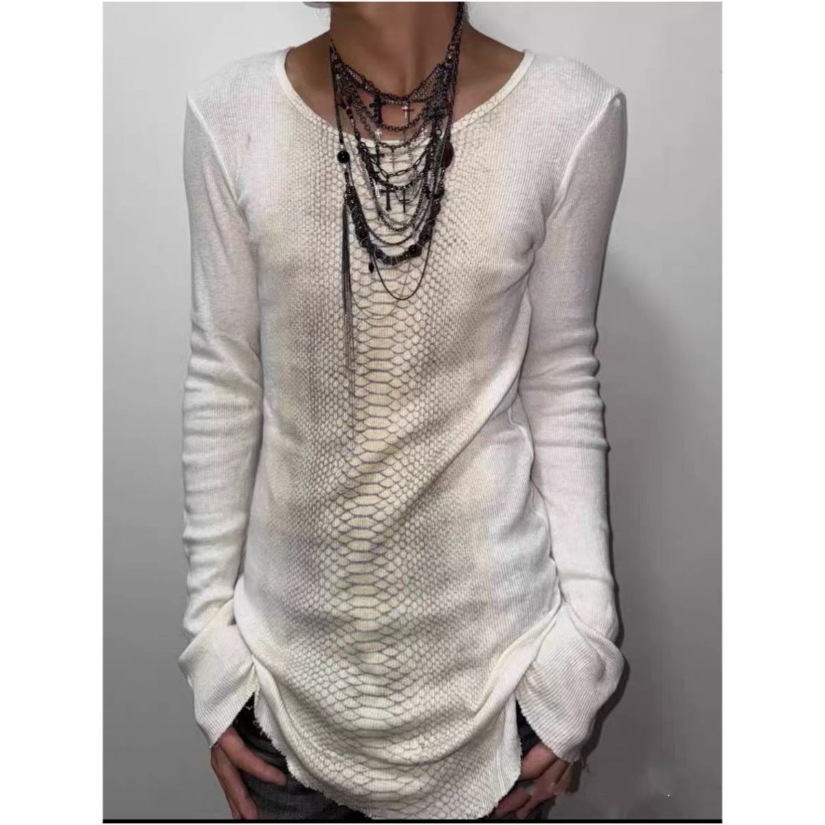 Graphic Tee Oversized - Kaos Lengan Panjang Hitam Leher Bulat